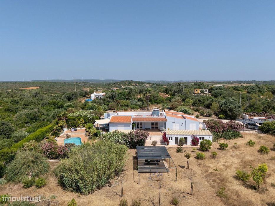 Propriedade Com Carácter, Espaçosa, Com Piscina E Terraço Na Cobertura