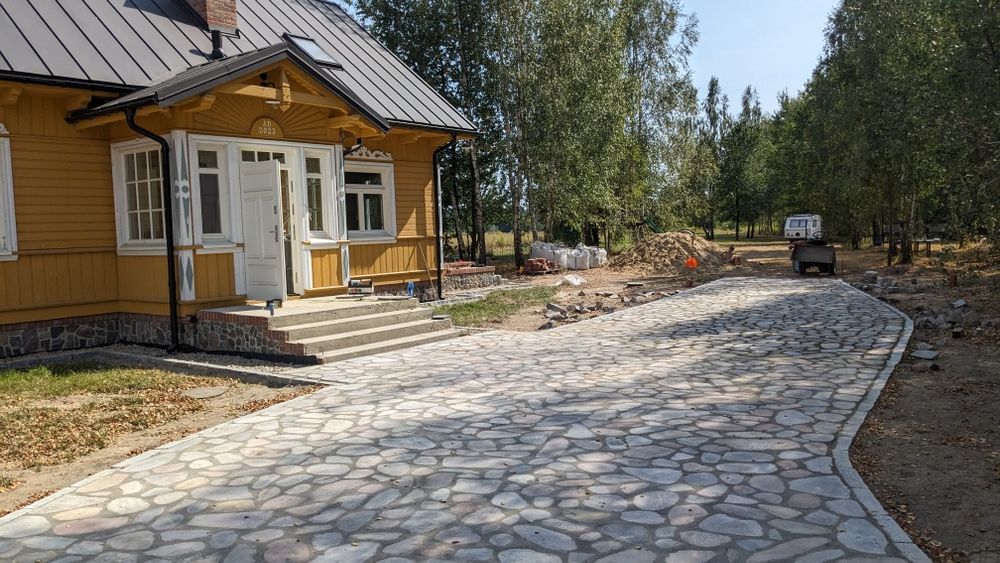 Kamień polny cięty na ścieżkę w ogrodzie podjazd alternatywa kostki