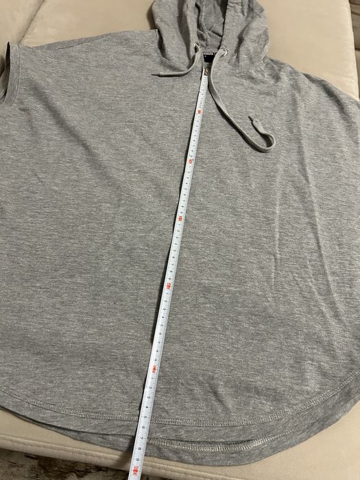 Damski bezrekawnik z kapturem