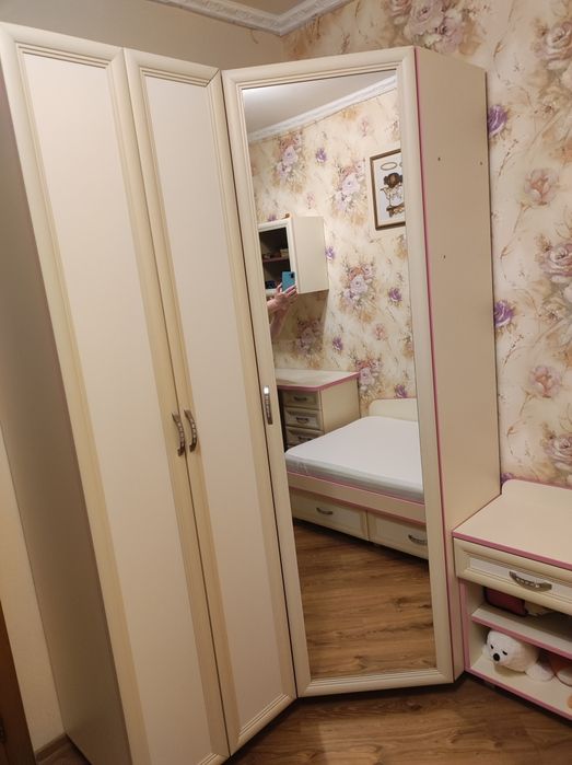 Меблі для дівчинки