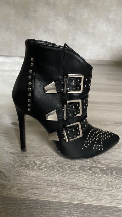 Черевики ботільйони на шпильці