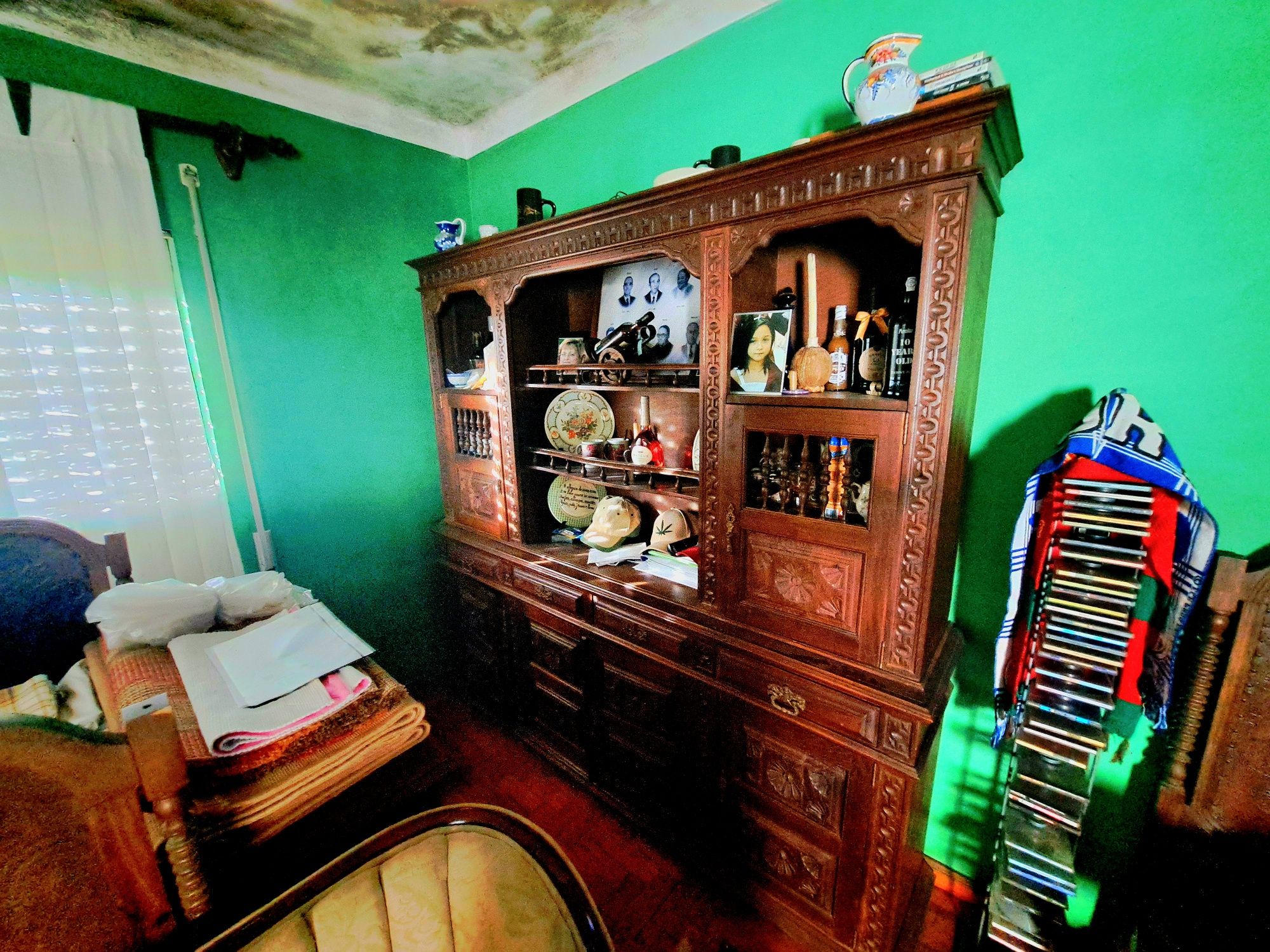 Móvel de sala, mesa e cadeiras