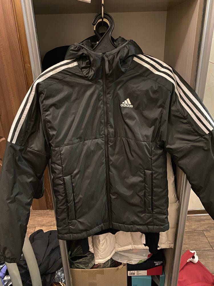 Мужская куртка с капюшоном adidas с розмір