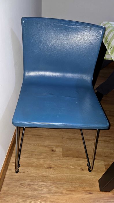 2 cadeiras azuis