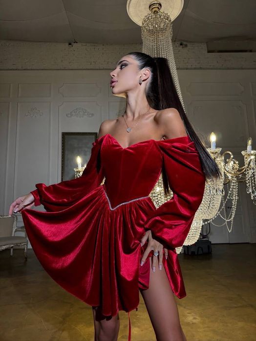 Червоне вечірнє плаття