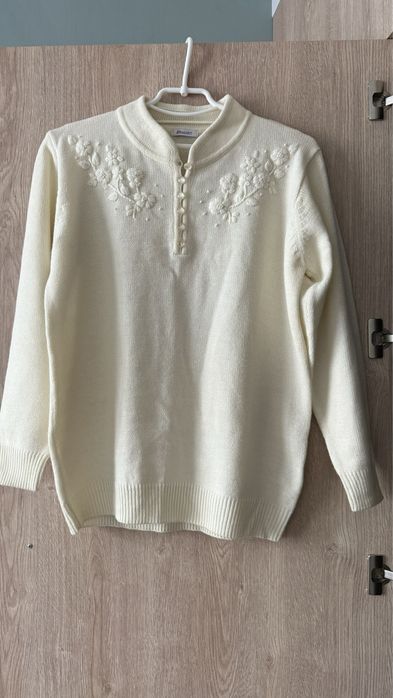 Вінтажний светр з вишивкою