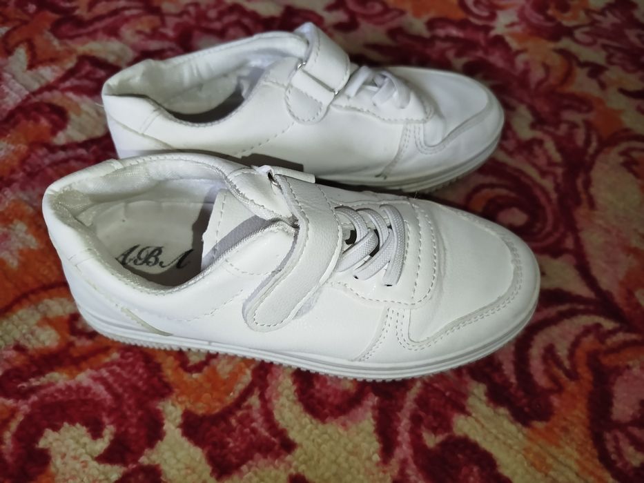 Продам білі кеди