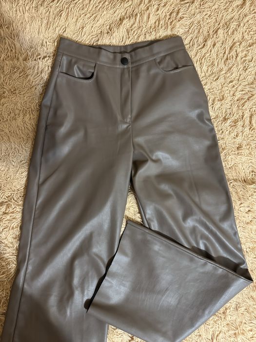 Шкіряні штани прямого крою / бежеве боді / шкіряні бежеві брюки