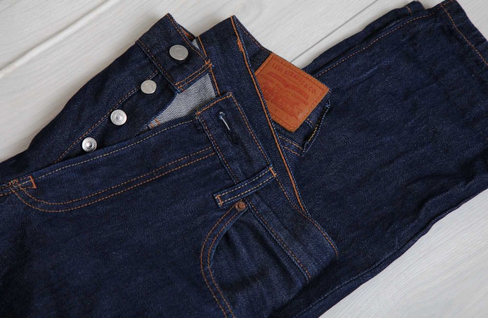 Оригінальні жіночі темно-сині джинси Levi's
501 Jeans