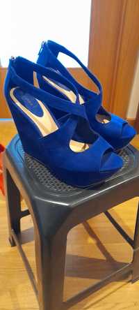 Sapatos cunha azul Bershka.