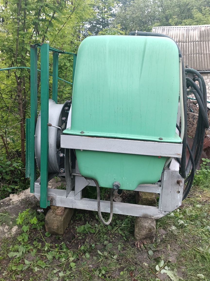 Садовий оприскувач два, косарку.