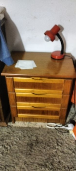 Cama de solteiro com mesinha de cabeceira