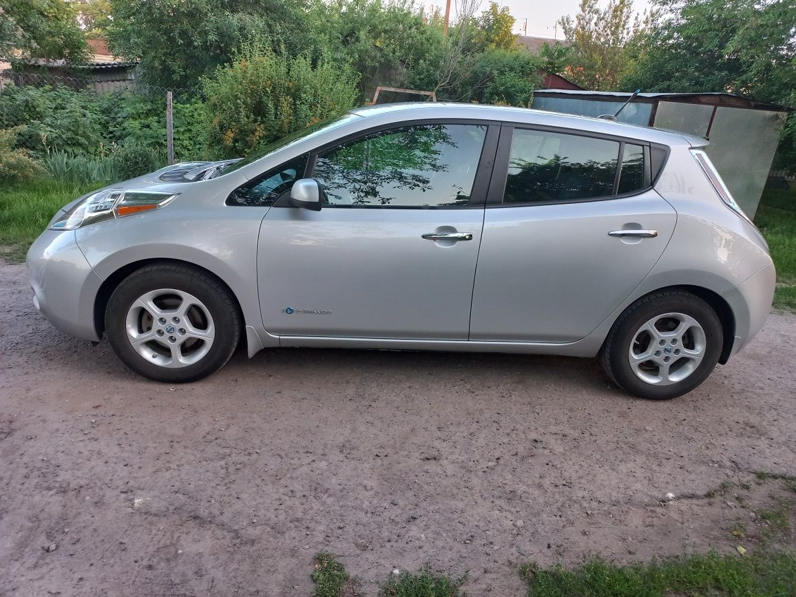 Авто Nissan leaf