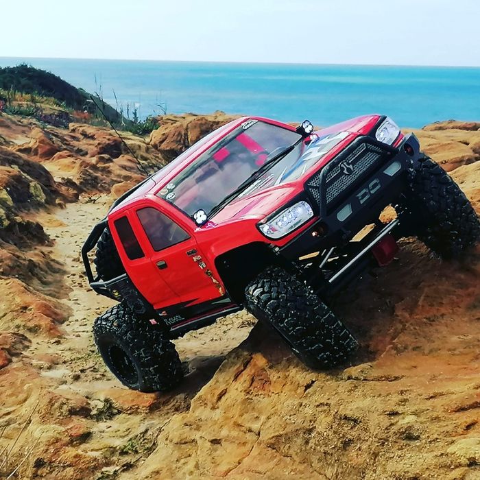 Axial hocho escala 1.6 vermelha a bateria  . Carro  brutal de conduzir