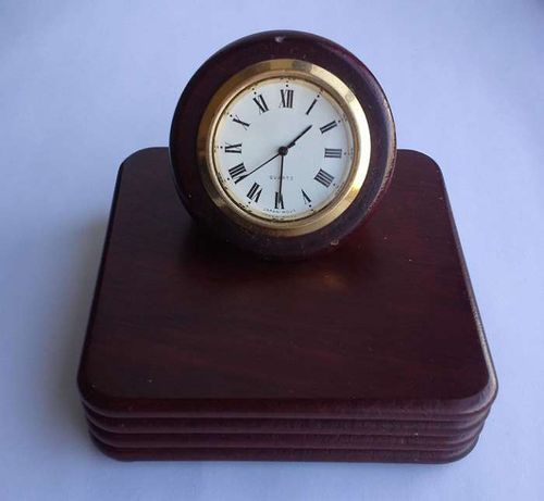 Relógio com base em madeira