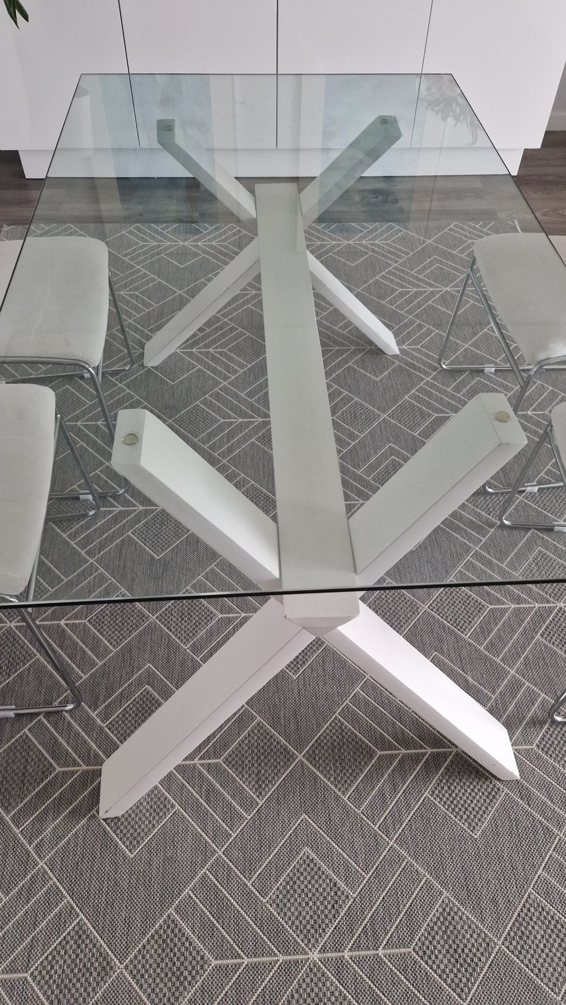 Mesa e cadeiras de jantar