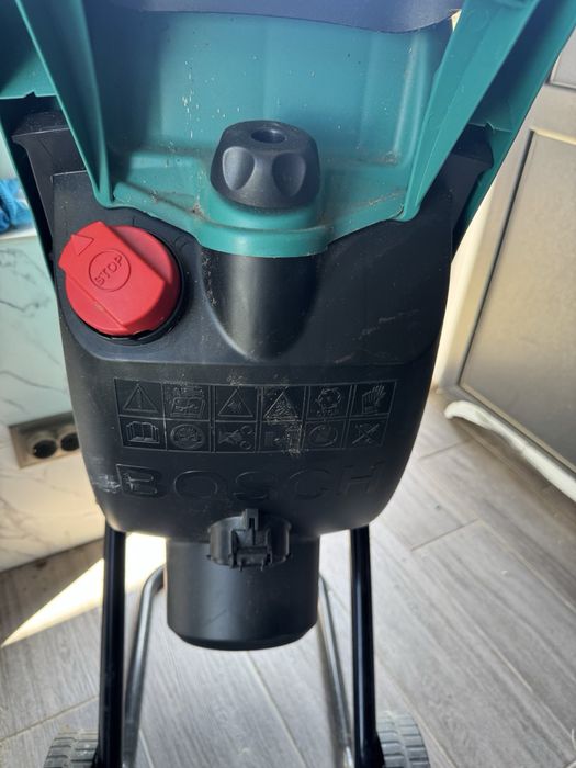 Подрібнювач гілок садовий,дробілка Bosch AXT Rapid 2200