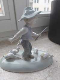 Porcelana  , figurka   , chłopiec z gąskami  , gęsi