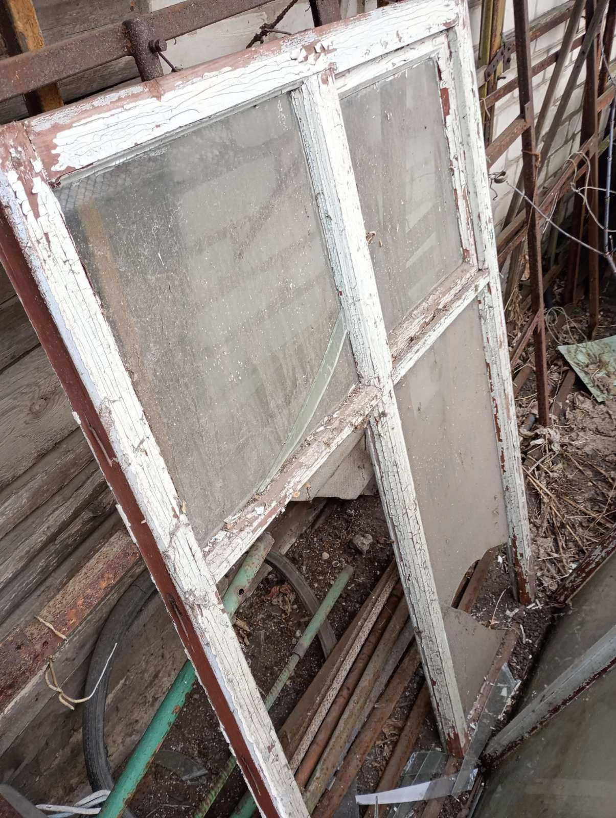 Дерев'яні вікна частково застеклені