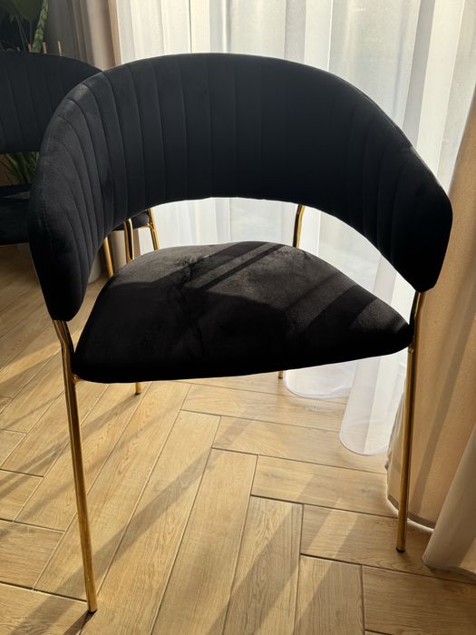Krzesła czarne glamour ze zlotymi nogami