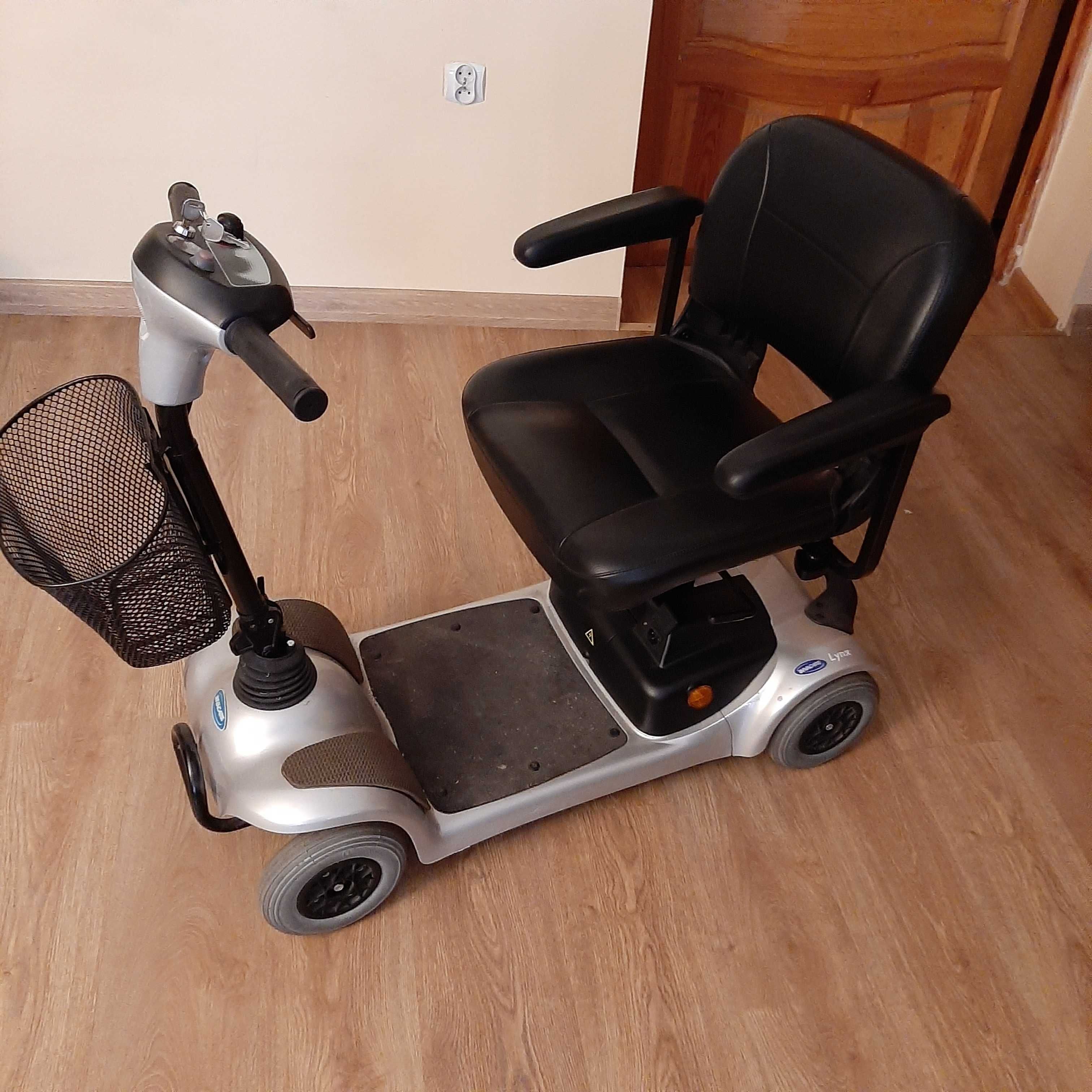 Hulajnoga InvaCare Lynx i wózek dla niepełnosprawnych.