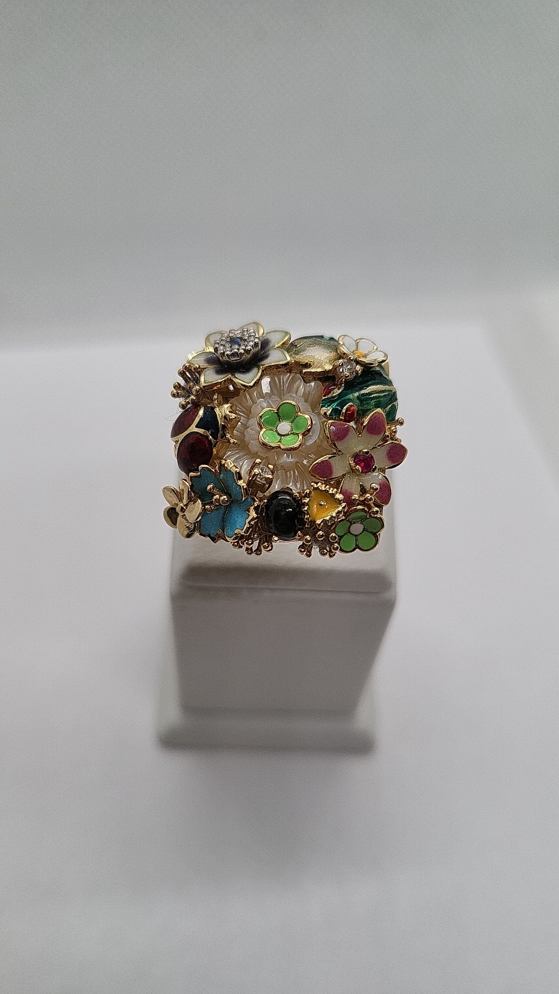 Золотое кольцо с бриллиантами и самоцветами