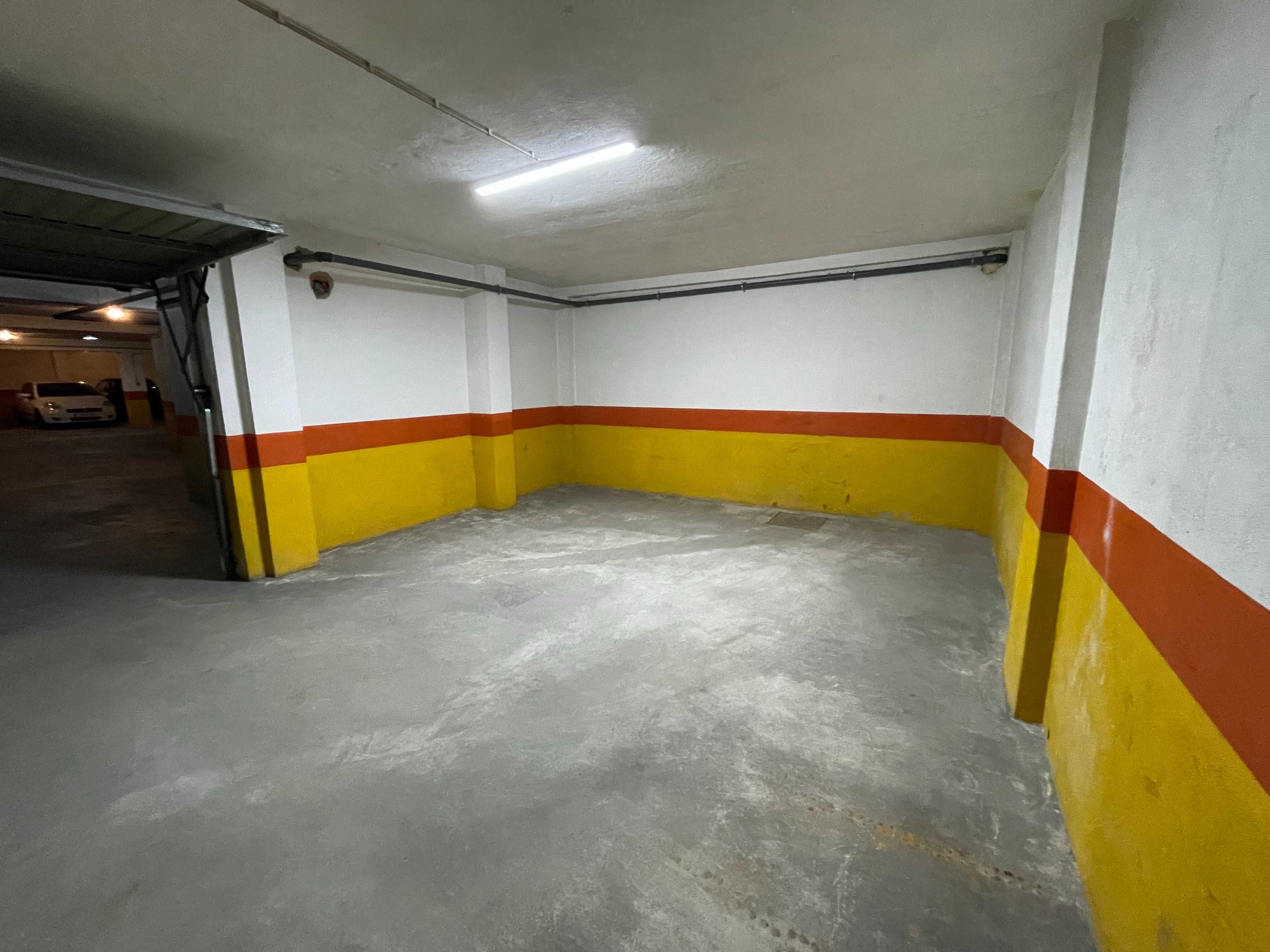 Garagem fechada com 36 metros quadrados