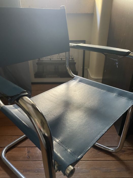 Cadeira design em tubo e cabedal azul