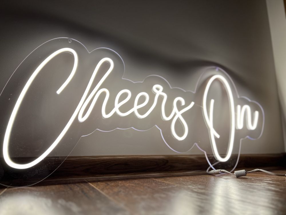 Neon „Cheers On”