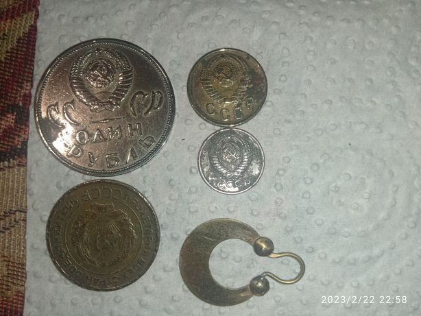 Старые монеты и ювелирное изделие