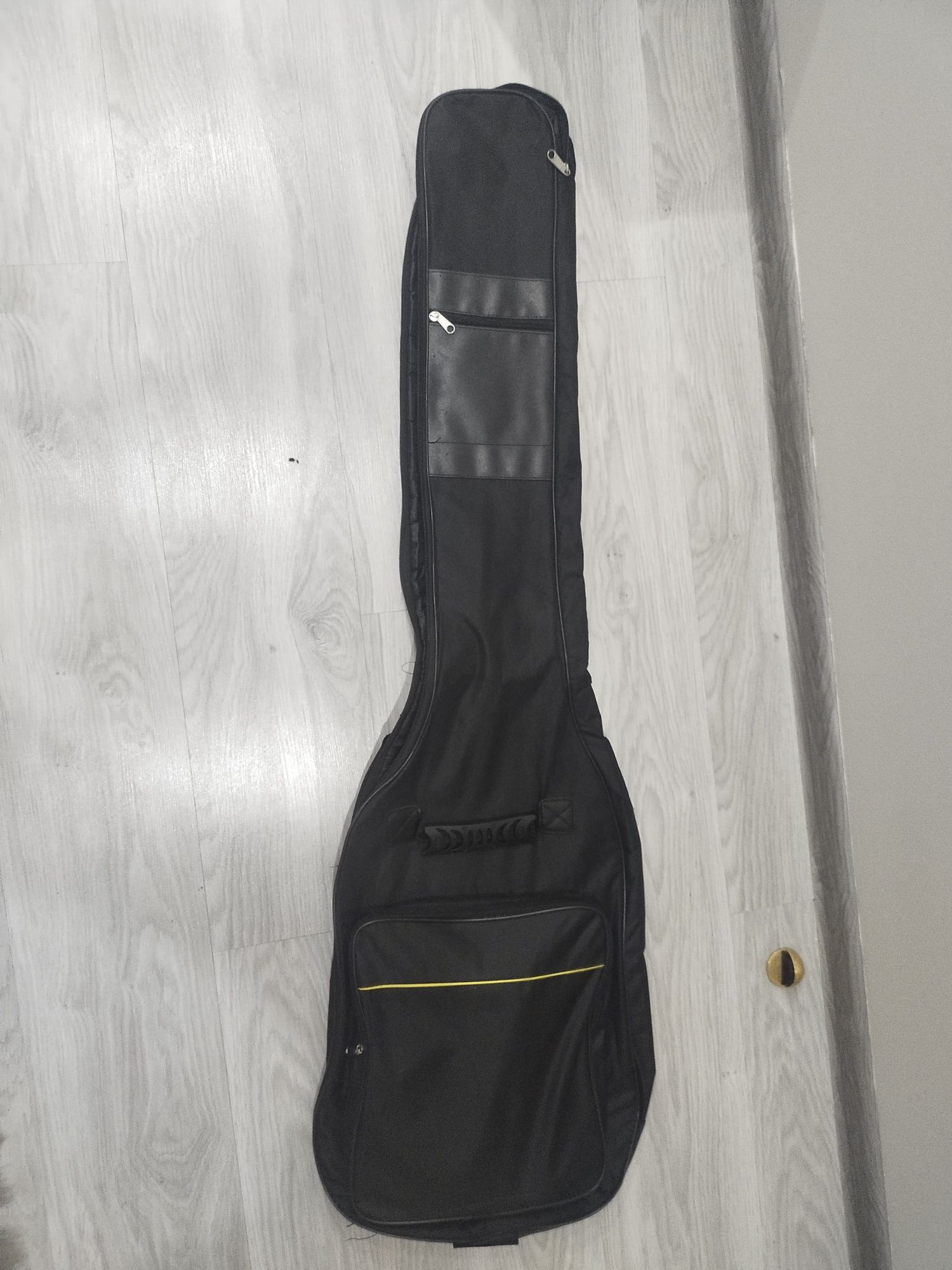 Gitara basowa , piecyk , dwa kable, stojak na gitarę, pokrowiec