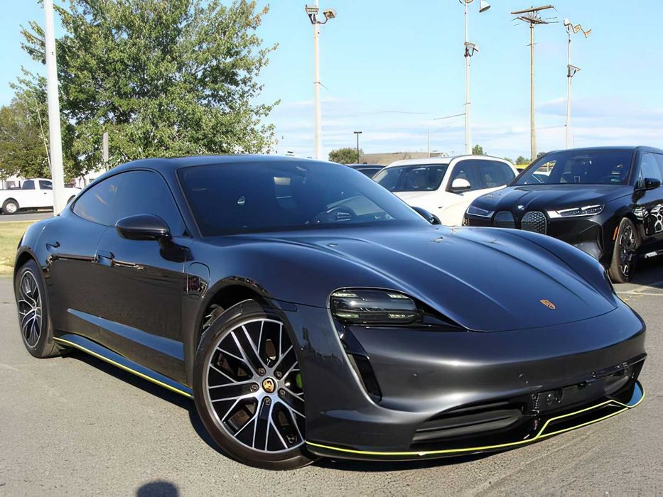 Porsche Taycan      2022