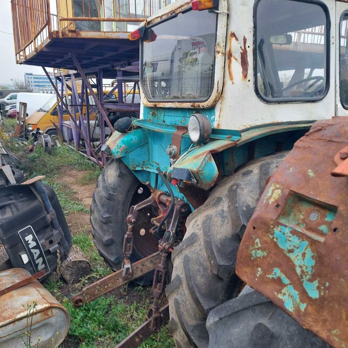 Трактор ЮМЗ 6 в робочему стані