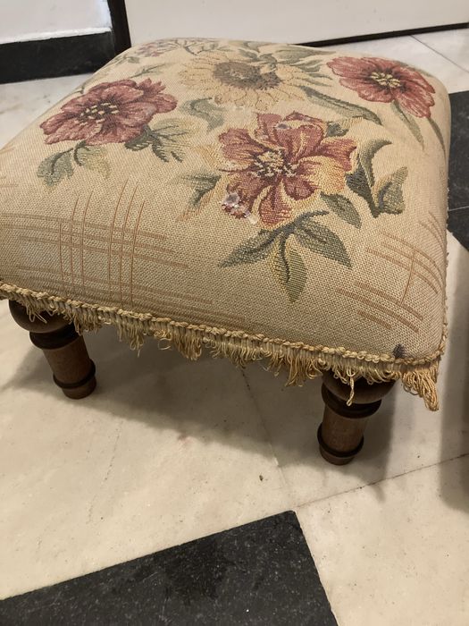 Duas banquetas em bom estado