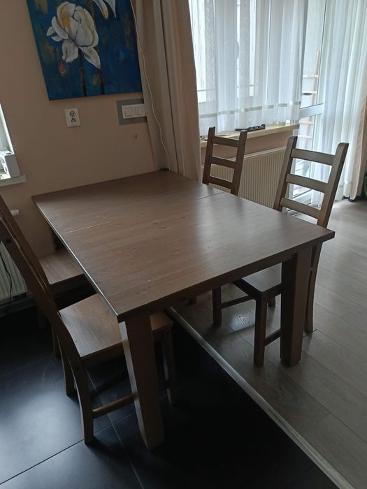 Stol do jadalni z krzeslami
