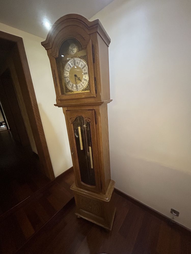 Zegar stojacy  z wahadlem w szafie debowej