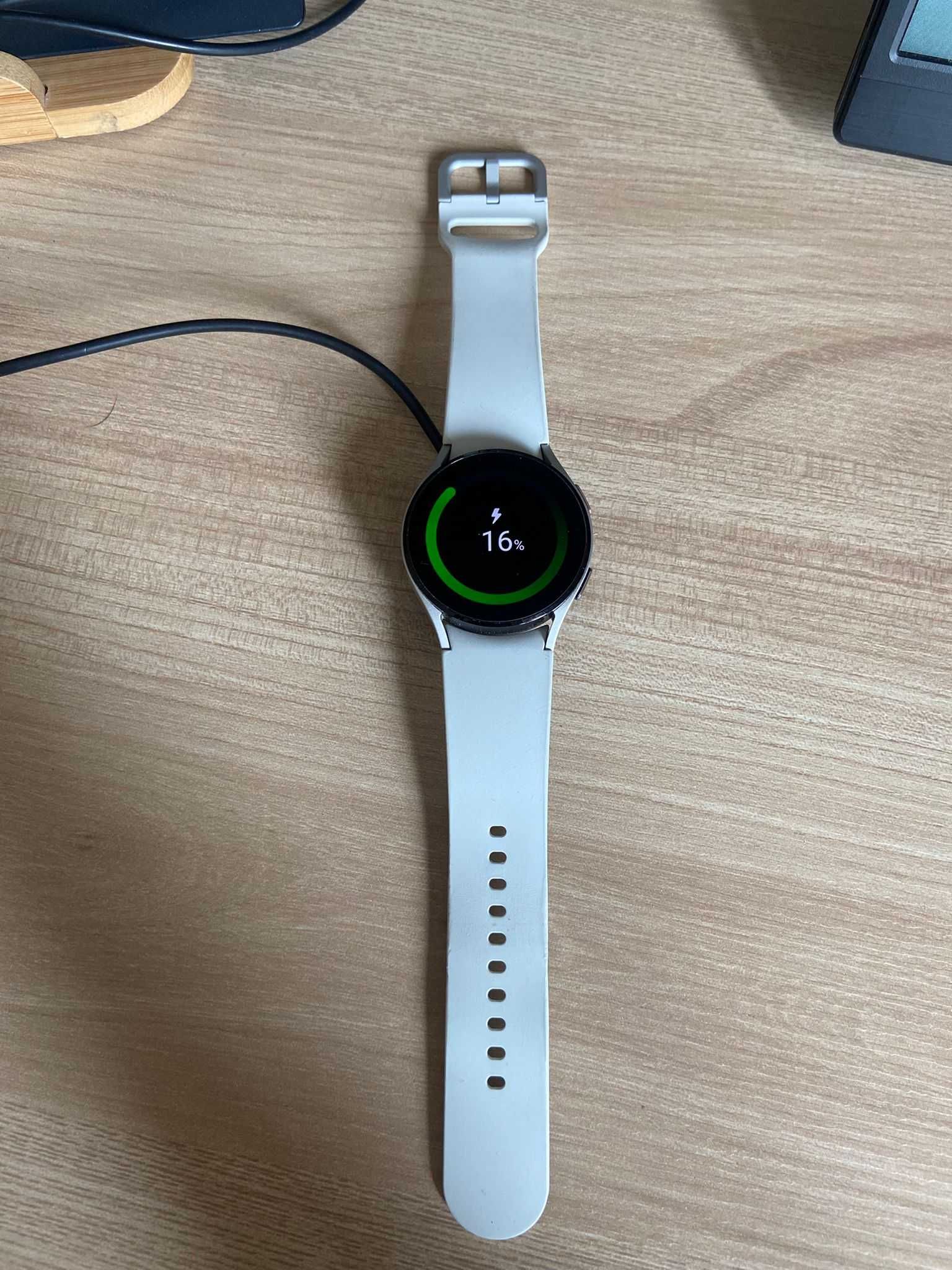 Smartwatch Samsung Galaxy Watch 4 (Silver - 40 mm) – Excelente estado