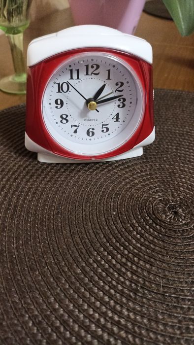 Часы будильник настольные