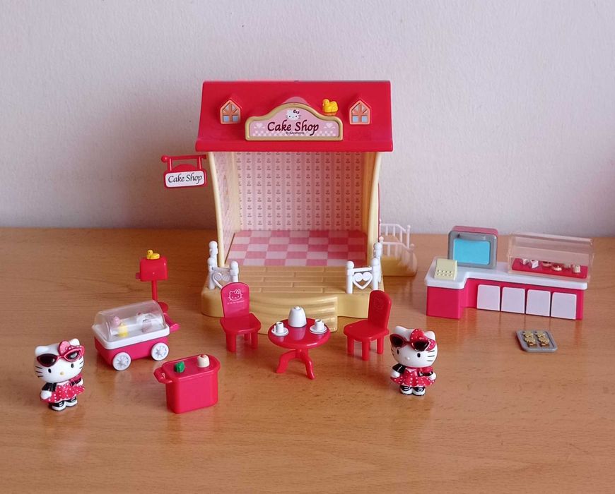 Conjuntos da Hello Kitty e bonecas