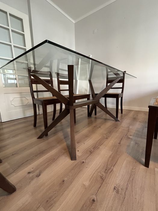 Mesa de Vidro com pés de Madeira e 6 Cadeiras