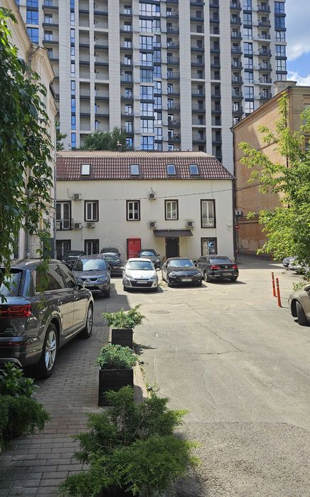 Гончара,28. Приміщення 42кв.м. під студію танцю або спортивну секцію.