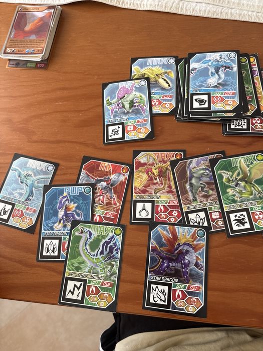 145 cartas Invizimals da caderneta Evolution
