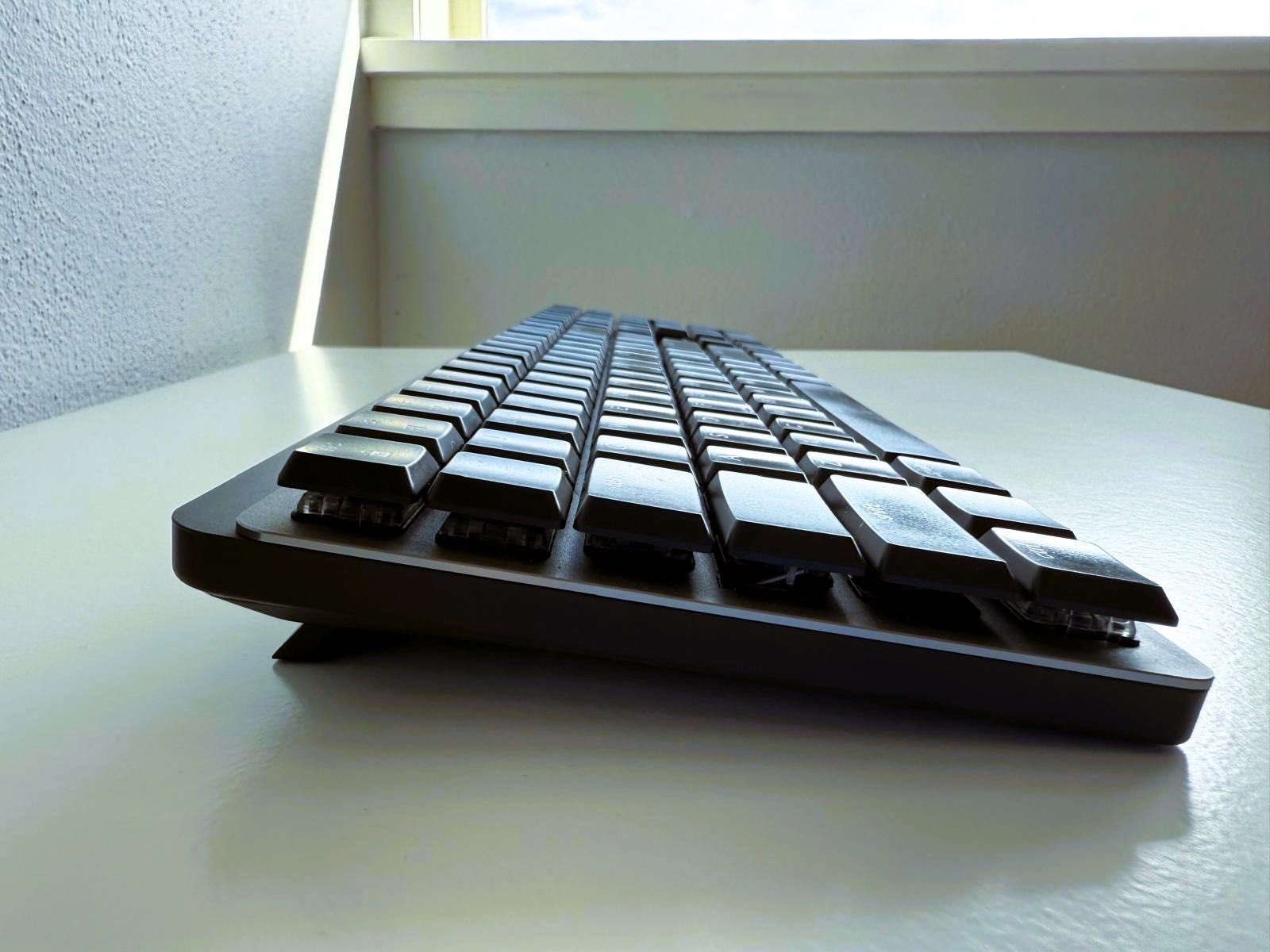 Teclado mecânico silencioso marca Logitech modelo MX Mechanical YR0082