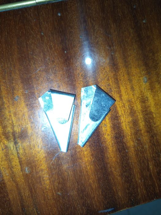 Продаю двохфонтуруну в'язальну машинку АНУШКА (+ клубочок у подарунок)