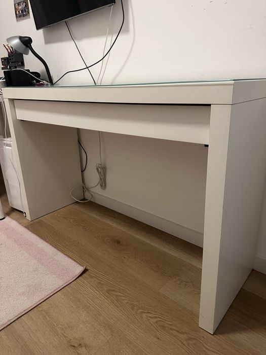 Toucador Malm branco com tampo em vidro