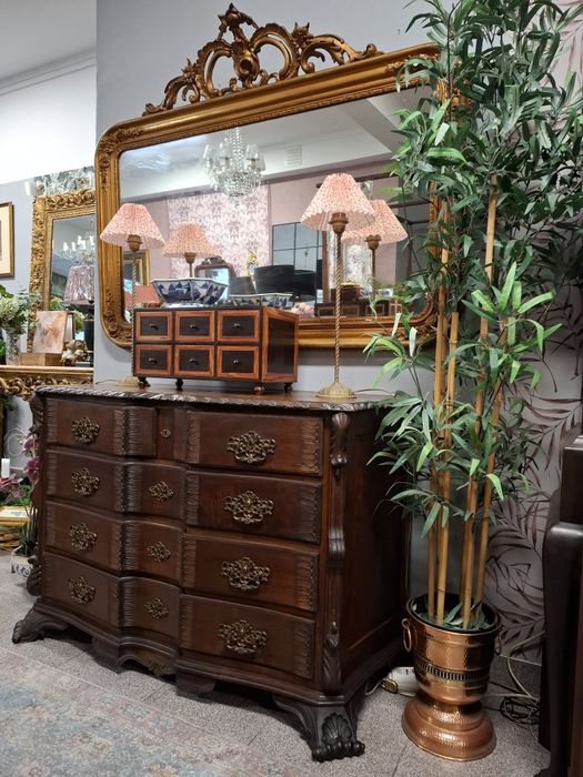 Cómoda em Estilo D. José - Peça Clássica de Elegância Intemporal.