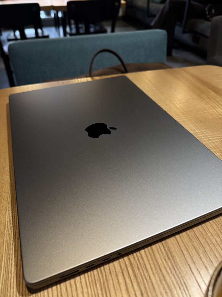 Ноутбук Apple Macbook Pro 16" 2K M1 Pro 16gb ОЗУ /500gb ssd, идеал