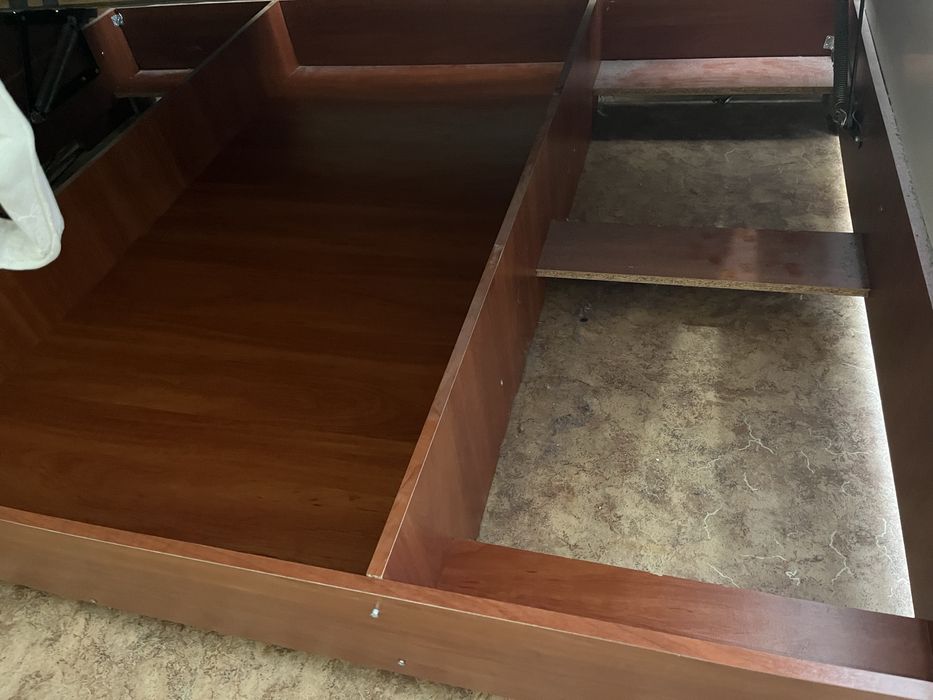 Двоспальне ліжко з каркасним матрацом з підйомником з нішею для постіл