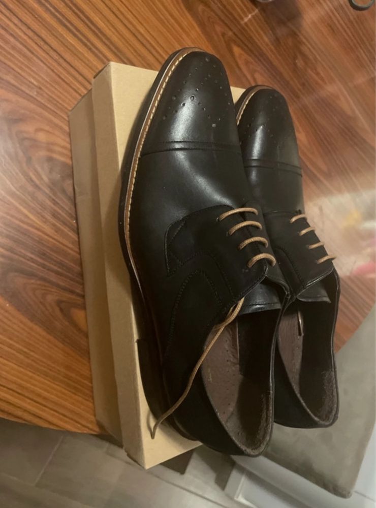 Sapatos pretos novos