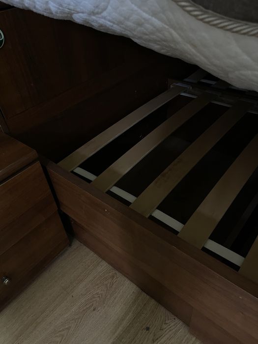 Спальний гарнітур (ліжко, приліжкові тумби, туалетний столик